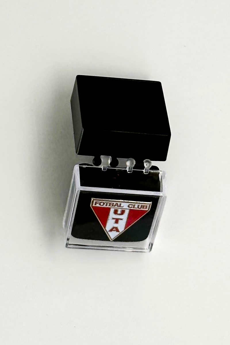 Insignă metalică cu pin UTA Arad – sigla echipei, în cutie elegantă, suvenir oficial