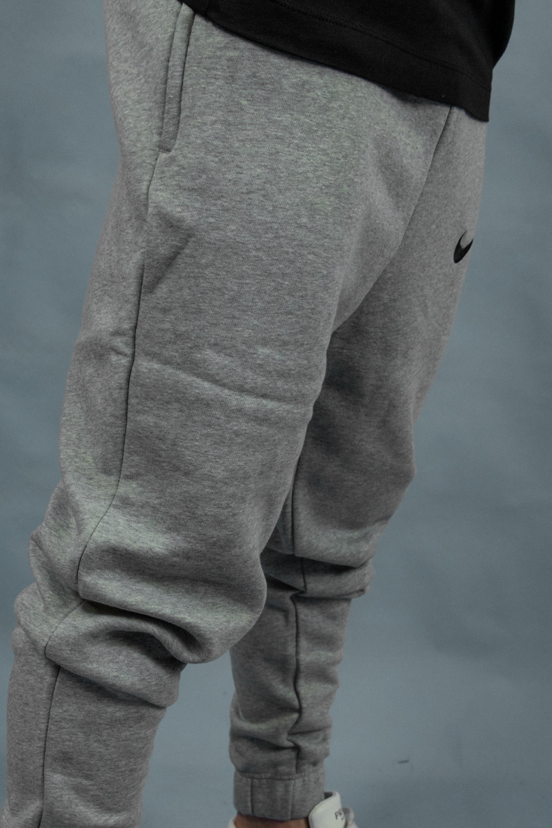 Pantaloni bărbați gri – confort zilnic de la Nike