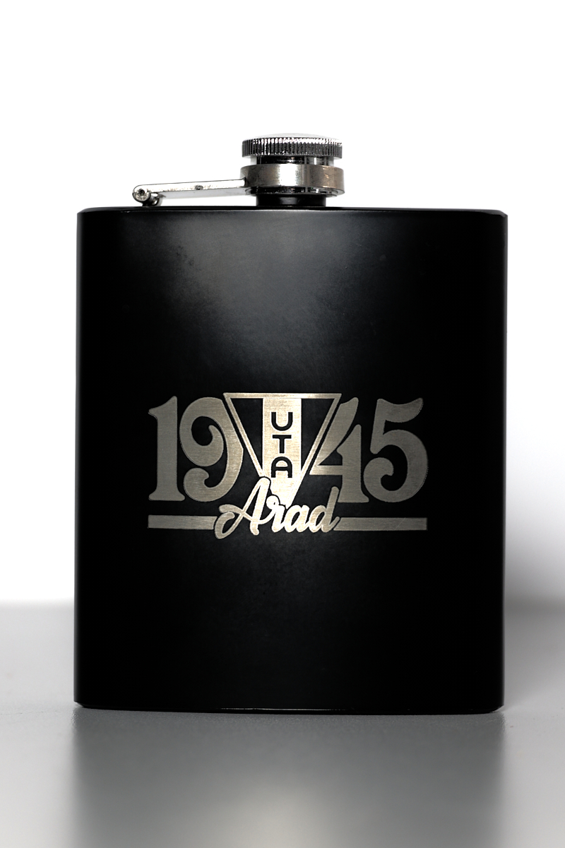 Ploscă whisky UTA neagră din metal personalizată 1945 cu siglă gravată