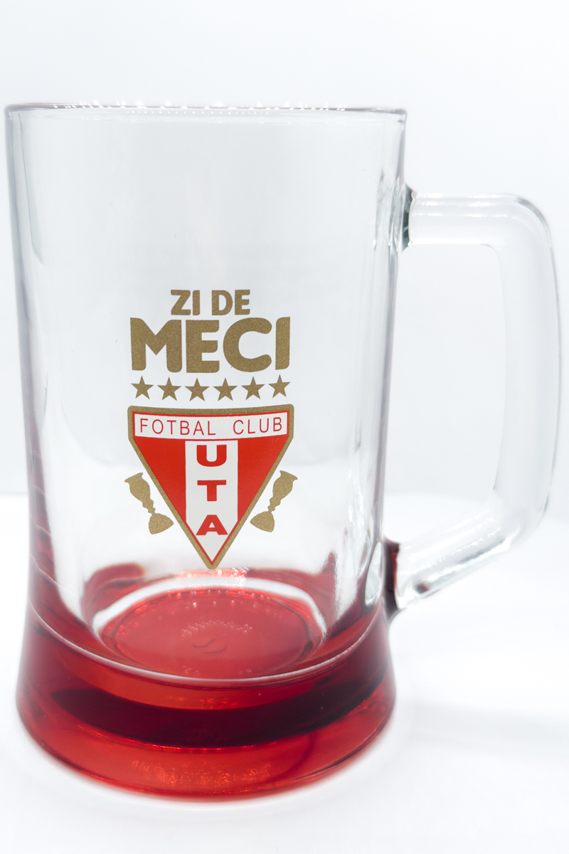 Halbă de bere gravată UTA – sticlă rezistentă, design elegant