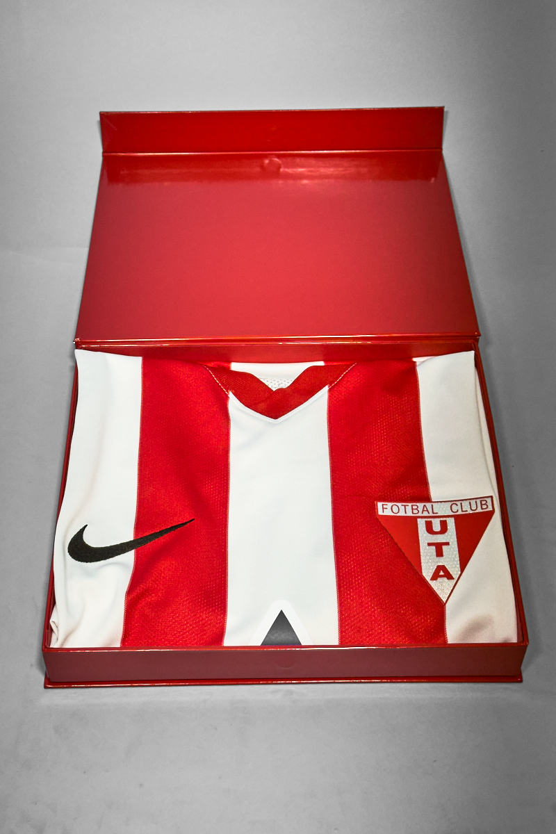 Set tricou oficial Nike UTA 2025–2026 în dungi roșu-alb cu cutie premium, ediție exclusivă