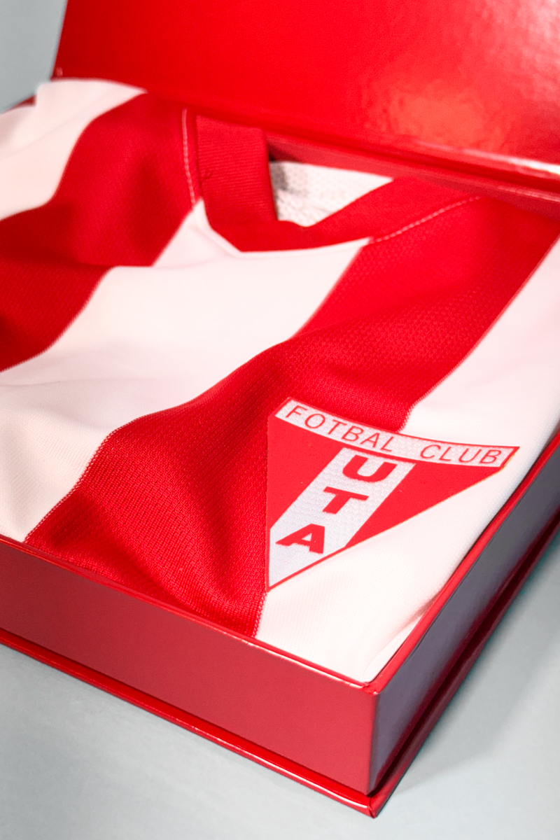 Set tricou oficial Nike UTA 2025–2026 în dungi roșu-alb cu cutie premium, ediție exclusivă