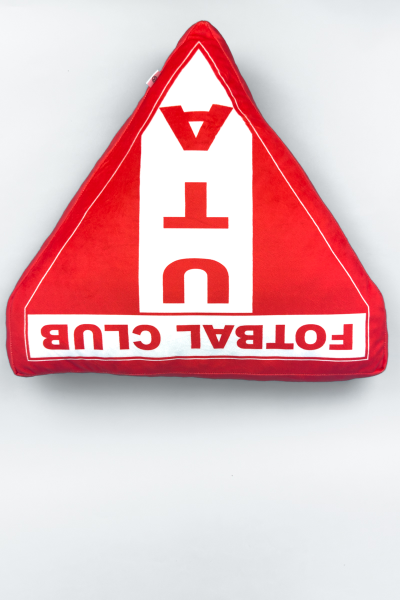 Pernă logo mare UTA 45×40 – design emblematic și confort