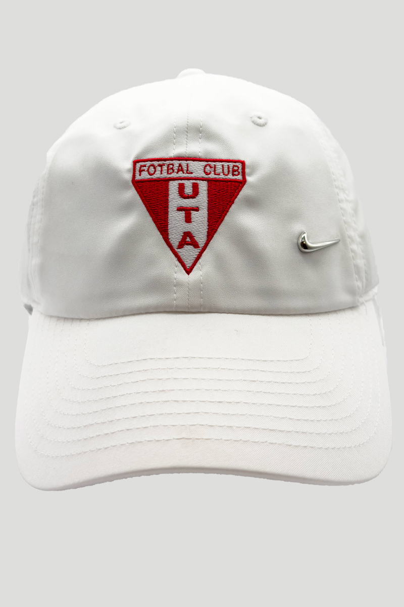 Șapcă Nike albă UTA – model clasic