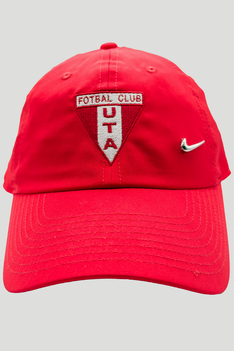 Șapcă Nike roșie UTA – model clasic